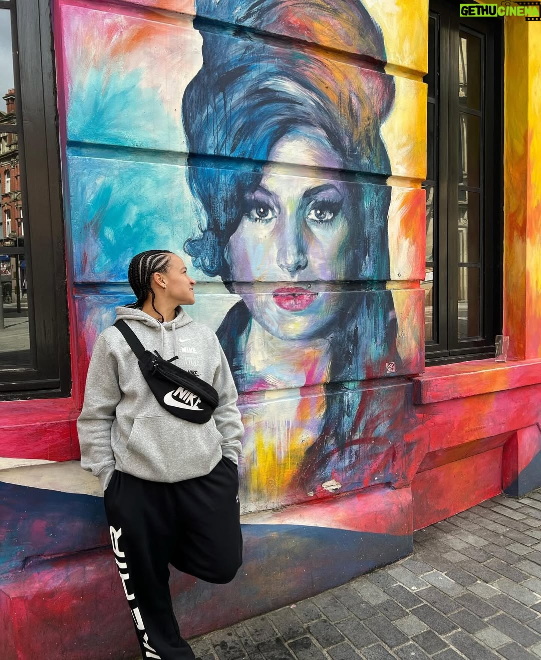 Beatriz Ferreira - 4.9K Likes - Hoje faz um ano que me tornei campeã mundial no profissional!
Uma data que ficou marcada pra sempre na minha história.
Foi em Liverpool, na terra dos Beatles, que vivi uma das noites mais especiais da minha carreira. Minha primeira vez na cidade, onde também pude visitar uma ONG e interagir com as crianças — uma experiência única, dentro e fora do ringue.
Nesse um ano, já defendi o título uma vez e iniciei a preparação para a segunda defesa.
Essa conquista foi muito emocionante, em meio a uma nova aventura, novos compromissos e novas metas.
Tenho muito orgulho de tudo o que venho construindo, da minha dedicação ao boxe profissional e, principalmente, de toda a equipe que trabalha comigo.
Nenhum campeão é campeão sozinho, se eu conquistei esse título, é porque muita gente batalha junto comigo, com o mesmo objetivo!
Esse cinturão é nosso! E espero fazer muitas defesas ainda. Não sei dizer o que é mais difícil, conquistar ou defender 😂, mas seguimos na briga, sempre representando.
Quem sabe logo vem mais um cinturão pra fazer companhia a esse?
Mas esse aqui, sem dúvidas, é o mais especial. ❤️🇧🇷
#BiaFerreira #BoxingBrasil #Nike #Sudesb #BolsaAtleta #TimeBrasil #CBBoxe #MarinhaDoBrasil
