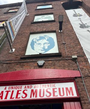 Beatriz Ferreira Instagram - Hoje faz um ano que me tornei campeã mundial no profissional!

Uma data que ficou marcada pra sempre na minha história.

Foi em Liverpool, na terra dos Beatles, que vivi uma das noites mais especiais da minha carreira. Minha primeira vez na cidade, onde também pude visitar uma ONG e interagir com as crianças — uma experiência única, dentro e fora do ringue.

Nesse um ano, já defendi o título uma vez e iniciei a preparação para a segunda defesa.

Essa conquista foi muito emocionante, em meio a uma nova aventura, novos compromissos e novas metas.

Tenho muito orgulho de tudo o que venho construindo, da minha dedicação ao boxe profissional e, principalmente, de toda a equipe que trabalha comigo.

Nenhum campeão é campeão sozinho, se eu conquistei esse título, é porque muita gente batalha junto comigo, com o mesmo objetivo!

Esse cinturão é nosso! E espero fazer muitas defesas ainda. Não sei dizer o que é mais difícil, conquistar ou defender 😂, mas seguimos na briga, sempre representando. 

Quem sabe logo vem mais um cinturão pra fazer companhia a esse?

Mas esse aqui, sem dúvidas, é o mais especial. ❤️🇧🇷

#BiaFerreira #BoxingBrasil #Nike #Sudesb #BolsaAtleta #TimeBrasil #CBBoxe #MarinhaDoBrasil