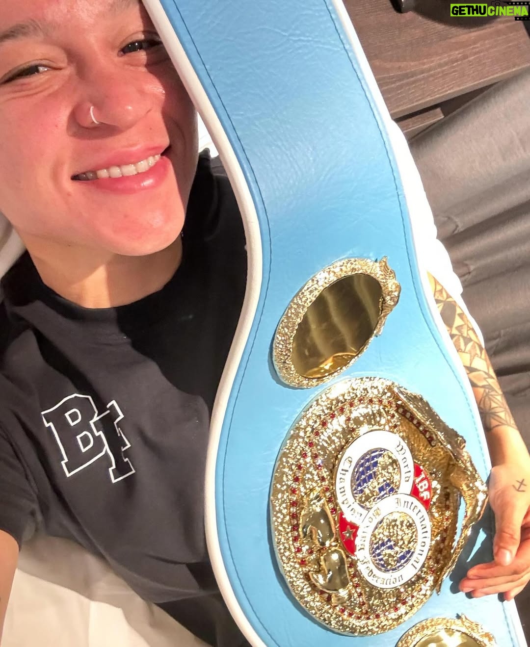 Beatriz Ferreira - 4.9K Likes - Hoje faz um ano que me tornei campeã mundial no profissional!
Uma data que ficou marcada pra sempre na minha história.
Foi em Liverpool, na terra dos Beatles, que vivi uma das noites mais especiais da minha carreira. Minha primeira vez na cidade, onde também pude visitar uma ONG e interagir com as crianças — uma experiência única, dentro e fora do ringue.
Nesse um ano, já defendi o título uma vez e iniciei a preparação para a segunda defesa.
Essa conquista foi muito emocionante, em meio a uma nova aventura, novos compromissos e novas metas.
Tenho muito orgulho de tudo o que venho construindo, da minha dedicação ao boxe profissional e, principalmente, de toda a equipe que trabalha comigo.
Nenhum campeão é campeão sozinho, se eu conquistei esse título, é porque muita gente batalha junto comigo, com o mesmo objetivo!
Esse cinturão é nosso! E espero fazer muitas defesas ainda. Não sei dizer o que é mais difícil, conquistar ou defender 😂, mas seguimos na briga, sempre representando.
Quem sabe logo vem mais um cinturão pra fazer companhia a esse?
Mas esse aqui, sem dúvidas, é o mais especial. ❤️🇧🇷
#BiaFerreira #BoxingBrasil #Nike #Sudesb #BolsaAtleta #TimeBrasil #CBBoxe #MarinhaDoBrasil