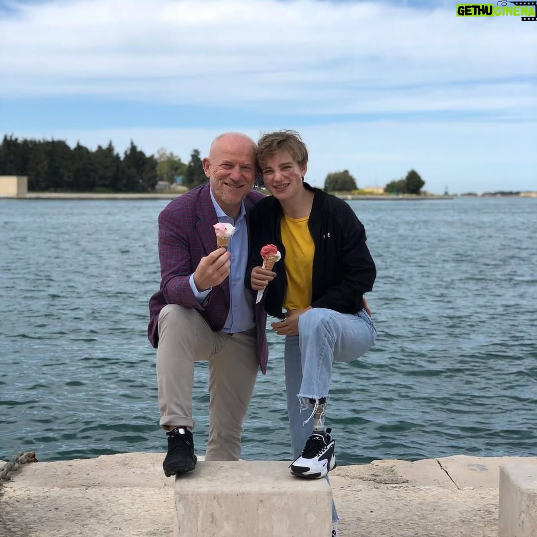 Bebe Vio - 36.5K Likes - Grazie per essere il mentore dei miei sogni ed il perfetto aiutante di tutti i nostri obbiettivi…
All’inizio, per qualcuno, sarai sembrato un po’ scemo a crederci veramente, ma la tua gioia e determinazione ci sta portando a creare qualcosa di veramente bello. ❤️
Anche se, in realtà, si sa… dietro un grande papà, c’è sempre una super mamma! 😂🦾