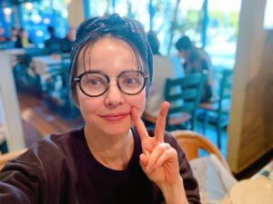 Becky Instagram - @dunk_hairhouse で髪染めました。
ヘナとインディゴの天然染料。
お店でガァーーーっと塗って、長時間おきたいので洗い流さず退店！
@hoshino_kanako さんお手製のターバンで隠して帰宅！
数時間後に自分のおうちで洗い流します。
愛の詰まったターバン最高だ。

黒髪復活！！
ダンクさんいつもありがとうございます！！