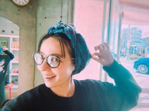 Becky Instagram - @dunk_hairhouse で髪染めました。
ヘナとインディゴの天然染料。
お店でガァーーーっと塗って、長時間おきたいので洗い流さず退店！
@hoshino_kanako さんお手製のターバンで隠して帰宅！
数時間後に自分のおうちで洗い流します。
愛の詰まったターバン最高だ。

黒髪復活！！
ダンクさんいつもありがとうございます！！