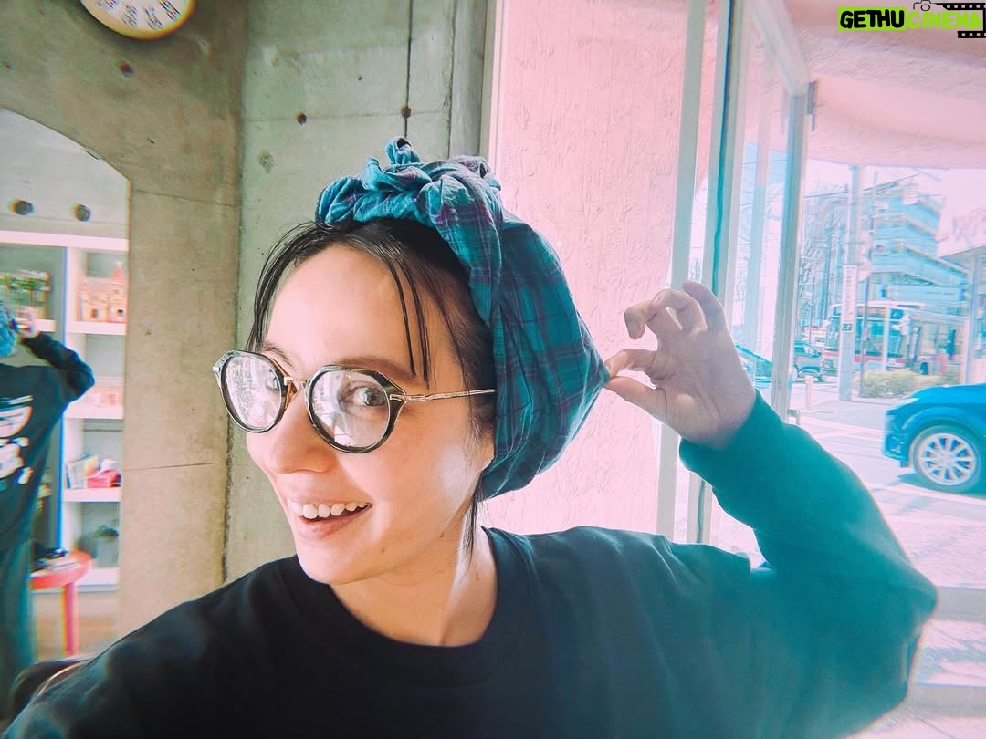 Becky - 7.4K Likes - @dunk_hairhouse で髪染めました。
ヘナとインディゴの天然染料。
お店でガァーーーっと塗って、長時間おきたいので洗い流さず退店!
@hoshino_kanako さんお手製のターバンで隠して帰宅!
数時間後に自分のおうちで洗い流します。
愛の詰まったターバン最高だ。
黒髪復活!!
ダンクさんいつもありがとうございます!!