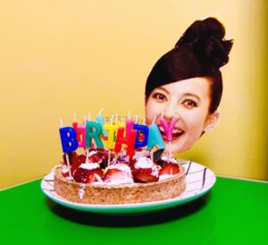 Becky Instagram - 本日、進化いたしました！！！！！

あまり見たことない顔パネル付きのケーキ🍓笑
最高だぜ！

みなさま今後もどうぞよろしくお願いいたします。
いつもありがとうございます。