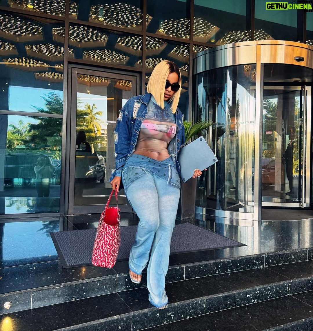 Benedicta Gafah - 33.1K Likes - Three things I enjoy doing ;
Buying and selling ,
Shooting movies ,
& SLEEPING ,
Any other thing else I wonāt make the cut.š
.
.
#location #movieset #actress
