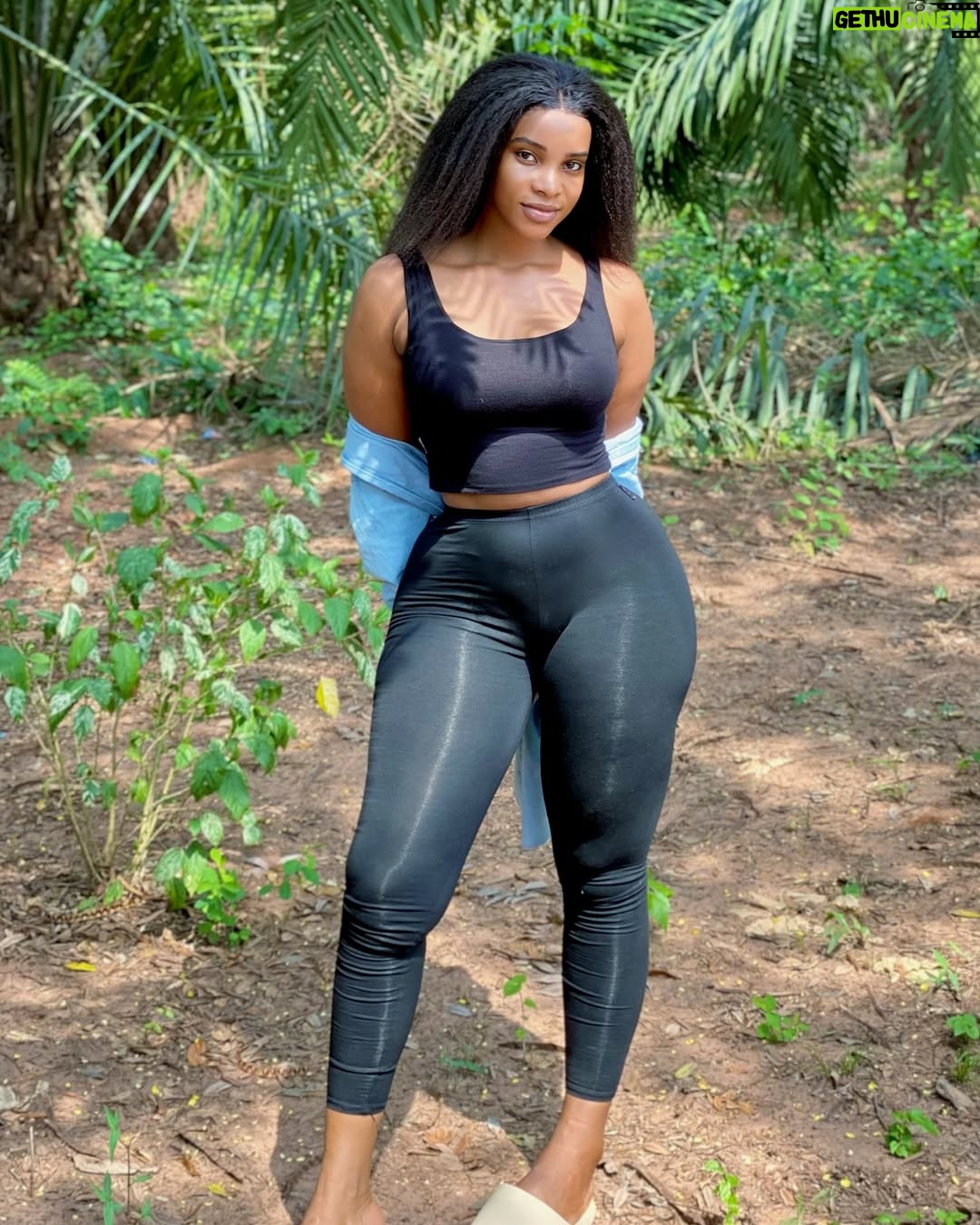 Benedicta Gafah - 45.3K Likes - Another week on set doing what I love most,shooting at the asenema water falls with @mensahinternational .
.
āAMOANIMAAāS ERAā airs from Mondays to Fridays on dstv channel 150 and gotv channel 102.
And you can aswell watch the omnibus on weekends. Enjoy your week š„³. @akwaabamagic
.
.