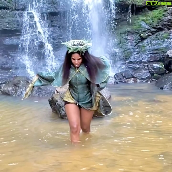 Benedicta Gafah - 45.3K Likes - Another week on set doing what I love most,shooting at the asenema water falls with @mensahinternational .
.
āAMOANIMAAāS ERAā airs from Mondays to Fridays on dstv channel 150 and gotv channel 102.
And you can aswell watch the omnibus on weekends. Enjoy your week š„³. @akwaabamagic
.
.
