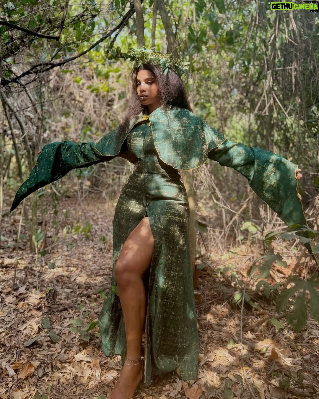 Benedicta Gafah - 45.3K Likes - Another week on set doing what I love most,shooting at the asenema water falls with @mensahinternational .
.
āAMOANIMAAāS ERAā airs from Mondays to Fridays on dstv channel 150 and gotv channel 102.
And you can aswell watch the omnibus on weekends. Enjoy your week š„³. @akwaabamagic
.
.