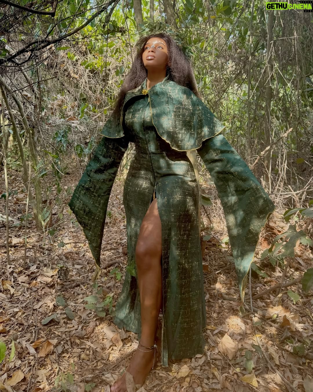 Benedicta Gafah - 45.3K Likes - Another week on set doing what I love most,shooting at the asenema water falls with @mensahinternational .
.
āAMOANIMAAāS ERAā airs from Mondays to Fridays on dstv channel 150 and gotv channel 102.
And you can aswell watch the omnibus on weekends. Enjoy your week š„³. @akwaabamagic
.
.