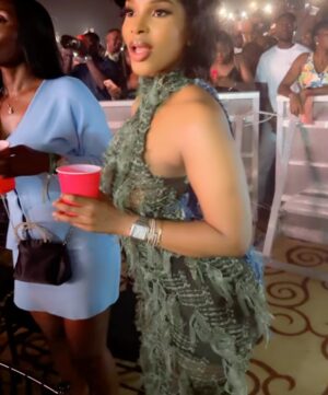 Benedicta Gafah Instagram - Thanks to my amazing and selfless best friend for getting a table for myself and friends to enjoy ourselves at the rapperholic concert. If there’s any concert I’m not missing out on and attend religiously is rapperholic… cheers to 2025 and beyond 🥂🥂.
.
.
📸 @__princeton.c