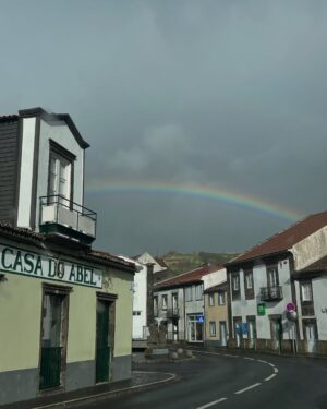 Benedita Pereira Instagram - Entre a chuva e o sol, os fatos de banho e os casacões, entre o verde mais verde que já vi e o azul a perder de vista, entre os banhos quentes e os banhos frios, as paisagens monumentais e as vistas que não se viam mas se imaginavam, entre as milhares de vacas a pastar e os gatinhos tão fofinhos que encontrávamos nos parques. 
Foi assim a nossa viagem de família a São Miguel, sempre acompanhados pelos calorosos micaelenses. Foi tão bom que viemos embora já com planos para voltar! 

Para quem está a planear as suas férias em São Miguel:
- Recomendo vivamente os hotéis @calourahotelresort e @terranostragardenhotel - são ambos lindíssimos e inseridos em paisagens de cortar a respiração- não deve haver melhor na ilha ❤️
- para almoçar peixe fresco e suculento em cima do mar recomendo o @bardacaloura 
- para passear o imperdível @parqueterranostra (o parque mais bonito que vi na vida)
- a Caldeira Velha para mergulhos de água quente
- e, para isto tudo ser possível, o melhor é alugar um carro com a @wayzorentacar