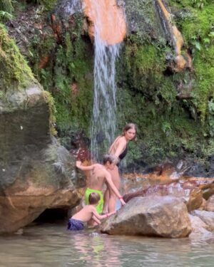 Benedita Pereira Instagram - Entre a chuva e o sol, os fatos de banho e os casacões, entre o verde mais verde que já vi e o azul a perder de vista, entre os banhos quentes e os banhos frios, as paisagens monumentais e as vistas que não se viam mas se imaginavam, entre as milhares de vacas a pastar e os gatinhos tão fofinhos que encontrávamos nos parques. 
Foi assim a nossa viagem de família a São Miguel, sempre acompanhados pelos calorosos micaelenses. Foi tão bom que viemos embora já com planos para voltar! 

Para quem está a planear as suas férias em São Miguel:
- Recomendo vivamente os hotéis @calourahotelresort e @terranostragardenhotel - são ambos lindíssimos e inseridos em paisagens de cortar a respiração- não deve haver melhor na ilha ❤️
- para almoçar peixe fresco e suculento em cima do mar recomendo o @bardacaloura 
- para passear o imperdível @parqueterranostra (o parque mais bonito que vi na vida)
- a Caldeira Velha para mergulhos de água quente
- e, para isto tudo ser possível, o melhor é alugar um carro com a @wayzorentacar
