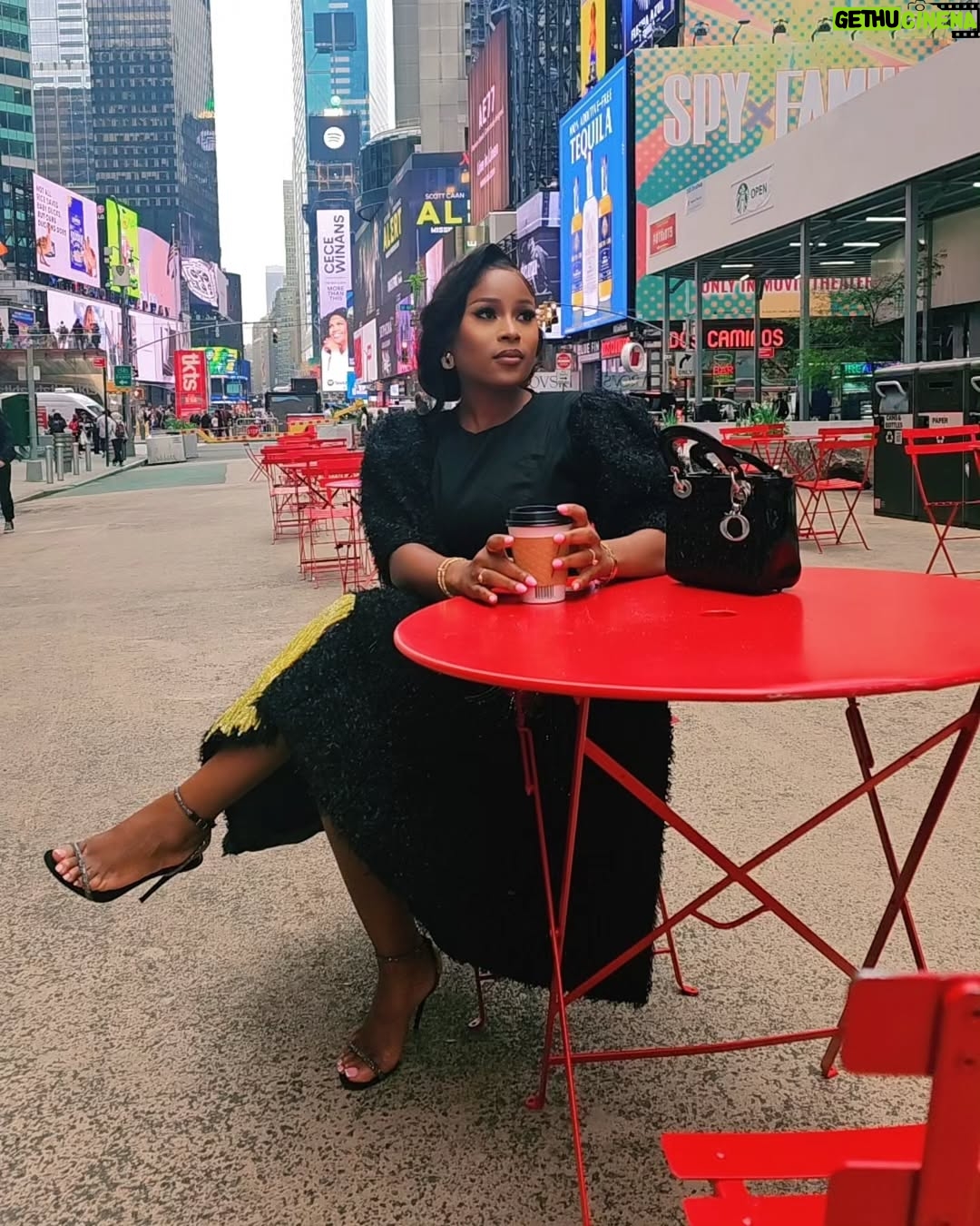 Berla Mundi - 39.2K Likes - Hello November...... 👋
Be good to me 🥰🎀
👗: @dhbydhofficial
