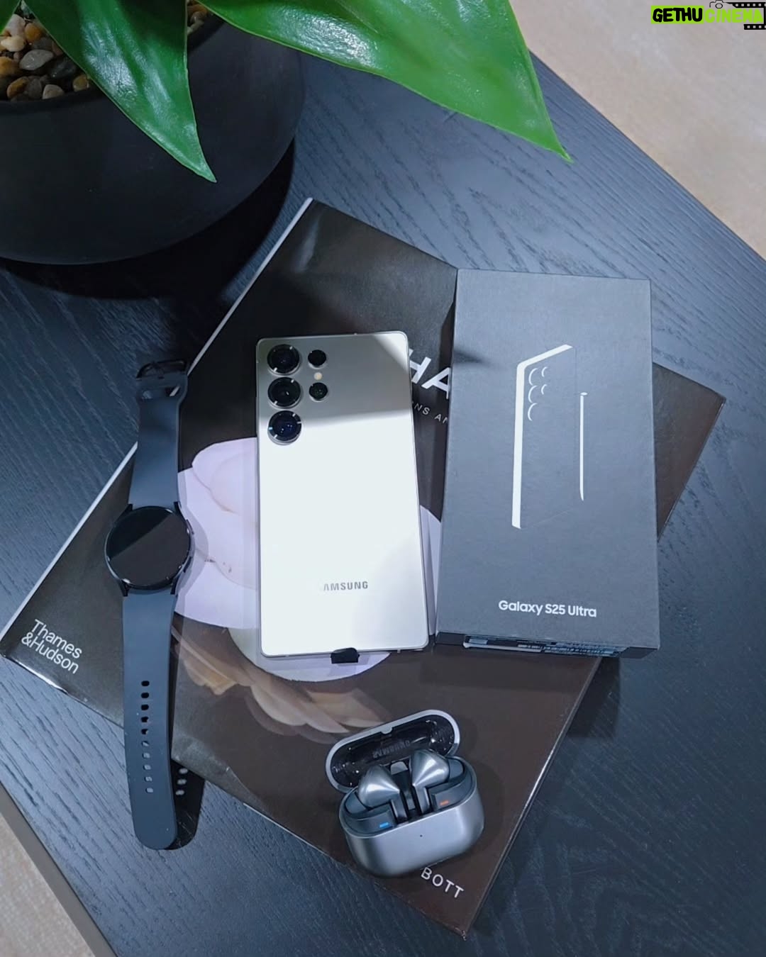 Berla Mundi - 19.5K Likes - Slide 1- The Face
Slide 2- The device
Are you a Samsung Babe too? Which model are you currently using? Let's get to know each other
I'm using the #GalaxyS25Ultra, the #GalaxyWatch6 , #GalaxyBuds3Pro .
The look that slays!!! Waiting to hear from you
@samsungghana #samsunggalaxy #galaxys25series #technology #galaxyai