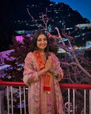Bhoomi Trivedi Instagram - माता वैष्णोदेवी के दर्शन चैत्र नवरात्री के पावन अवसर पर 
#vaishnodevi 
📸 @bassayush