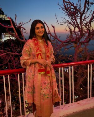Bhoomi Trivedi Instagram - माता वैष्णोदेवी के दर्शन चैत्र नवरात्री के पावन अवसर पर 
#vaishnodevi 
📸 @bassayush