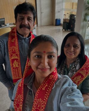 Bhoomi Trivedi Instagram - माता वैष्णोदेवी के दर्शन चैत्र नवरात्री के पावन अवसर पर 
#vaishnodevi 
📸 @bassayush