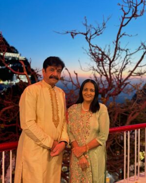 Bhoomi Trivedi Instagram - माता वैष्णोदेवी के दर्शन चैत्र नवरात्री के पावन अवसर पर 
#vaishnodevi 
📸 @bassayush