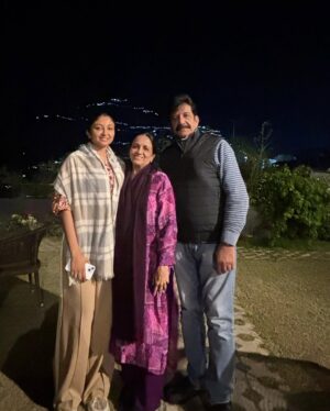 Bhoomi Trivedi Instagram - माता वैष्णोदेवी के दर्शन चैत्र नवरात्री के पावन अवसर पर 
#vaishnodevi 
📸 @bassayush