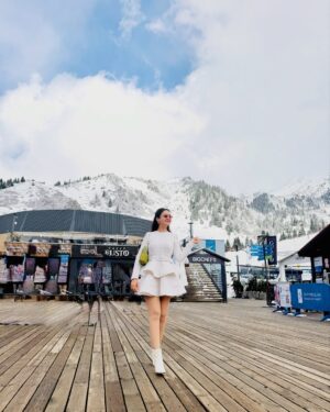 Bhoomika Mirchandani Instagram - SNOW. SOLO. SERENE 🤍