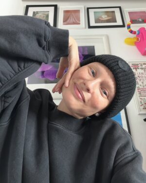 Bianca Balti Instagram - The craziest month of my life 💘 
Crazy good (not crazy bad). As good as only the first month after chemotherapy might feel. My hair are growing back and life is giving 🫶🏼