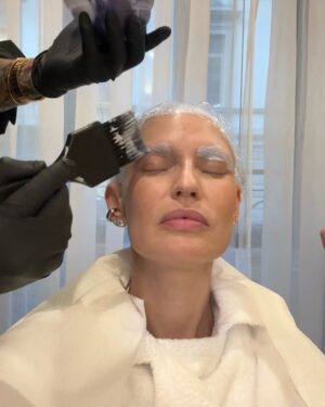 Bianca Balti Instagram - The craziest month of my life 💘 
Crazy good (not crazy bad). As good as only the first month after chemotherapy might feel. My hair are growing back and life is giving 🫶🏼