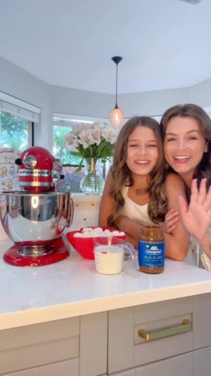 Bianca Castanho Instagram - Testamos uma sobremesa nova, provamos e aprovamos!!! ☺️😋👌🏻
INGREDIENTES:
350 ml de creme de leite fresco
150 g de merenguinhos (suspiros)
2 ou 4 colheres de doce de leite (essa quantidade de 2 colheres estava na receita original, mas nós acrescentamos mais 2 colheres)
MODO DE FAZER:
Bater o creme de leite até ficar no ponto de chantilly. Depois triturar com as mãos os merenguinhos e misturar no chantilly. Acrescentar e misturar o doce de leite (a dica é não misturar muito para ficar uns pedacinhos com o doce de leite).
Colocar plástico filme em uma forma e levar para o freezer por no mínimo 4 hs. Nós deixamos 24 hs e provamos no dia seguinte 😉 E quando servimos, acrescentamos frutas vermelhas e mais uma colher pequena de doce de leite 🥰🤤🍓🫐 #familiacastanhonacozinha #cozinhandoemfamília #sobremesa #sobremesagelada