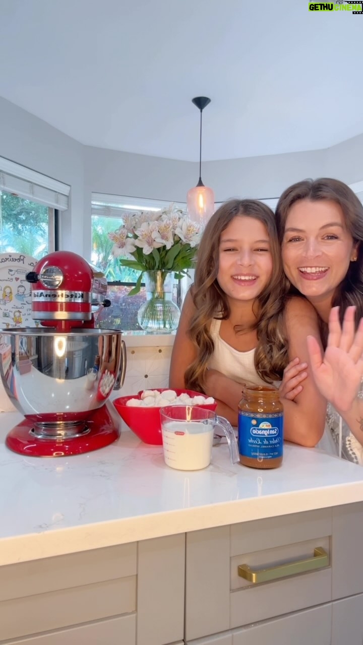 Bianca Castanho - 21K Likes - Testamos uma sobremesa nova, provamos e aprovamos!!! ☺️😋👌🏻
INGREDIENTES:
350 ml de creme de leite fresco
150 g de merenguinhos (suspiros)
2 ou 4 colheres de doce de leite (essa quantidade de 2 colheres estava na receita original, mas nós acrescentamos mais 2 colheres)
MODO DE FAZER:
Bater o creme de leite até ficar no ponto de chantilly. Depois triturar com as mãos os merenguinhos e misturar no chantilly. Acrescentar e misturar o doce de leite (a dica é não misturar muito para ficar uns pedacinhos com o doce de leite).
Colocar plástico filme em uma forma e levar para o freezer por no mínimo 4 hs. Nós deixamos 24 hs e provamos no dia seguinte 😉 E quando servimos, acrescentamos frutas vermelhas e mais uma colher pequena de doce de leite 🥰🤤🍓🫐 #familiacastanhonacozinha #cozinhandoemfamília #sobremesa #sobremesagelada