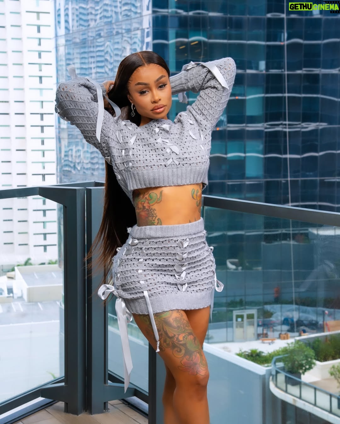 Blac Chyna - 38.4K Likes - Pop out and it’s cameras 🎥 @fashionnova