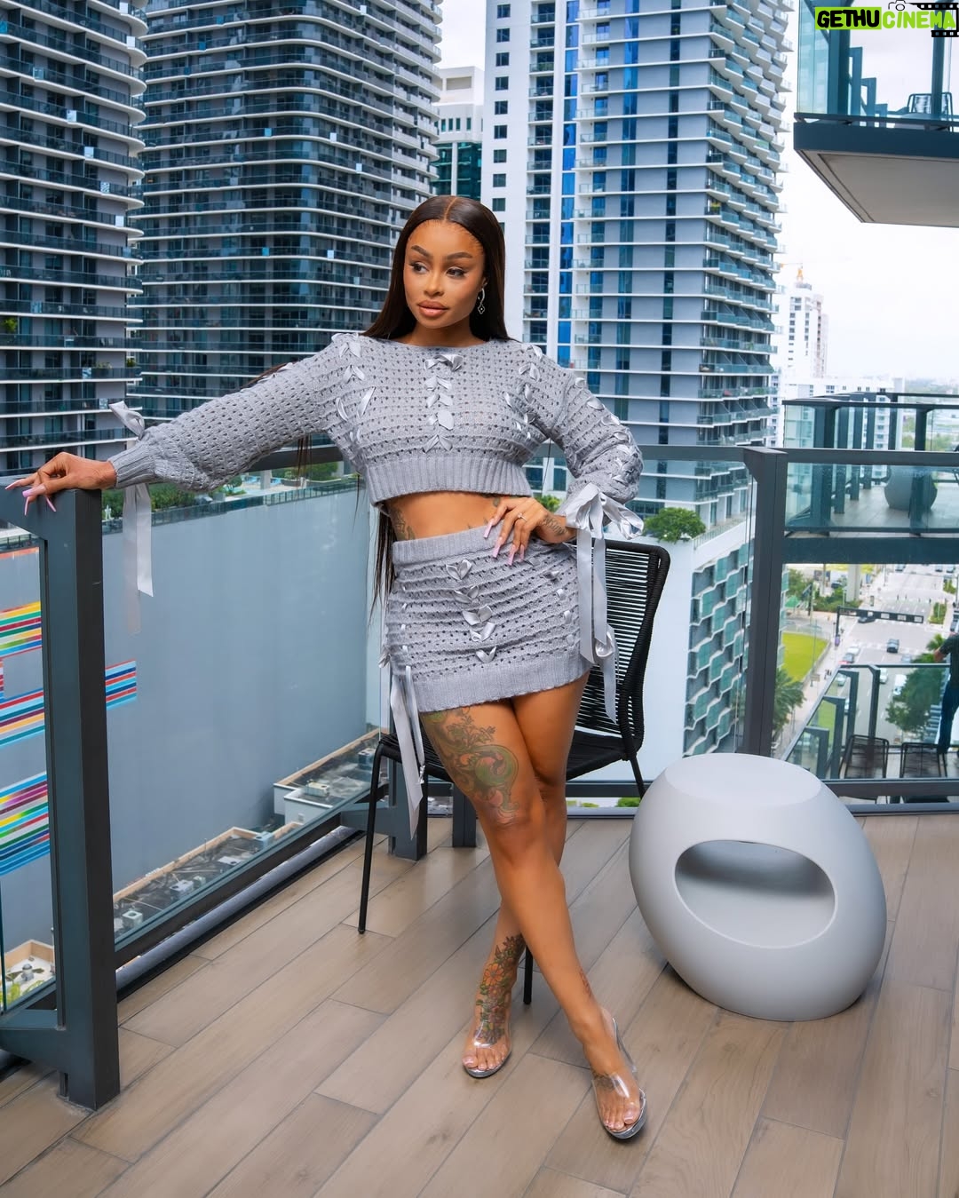 Blac Chyna - 38.4K Likes - Pop out and it’s cameras 🎥 @fashionnova