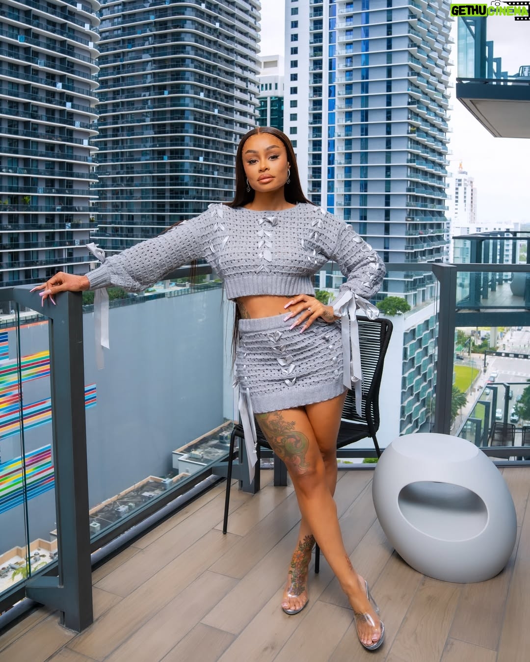 Blac Chyna - 38.4K Likes - Pop out and it’s cameras 🎥 @fashionnova