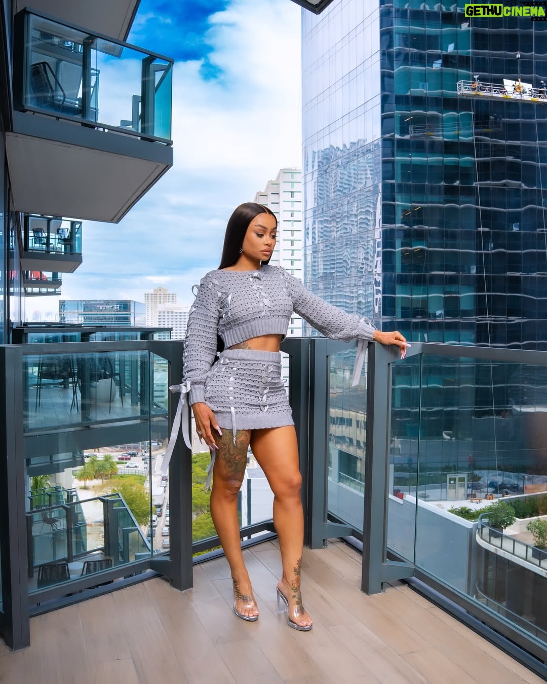 Blac Chyna - 38.4K Likes - Pop out and it’s cameras 🎥 @fashionnova
