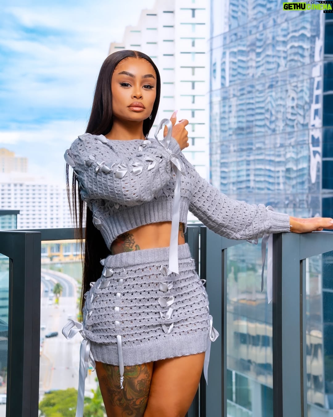 Blac Chyna - 38.4K Likes - Pop out and it’s cameras 🎥 @fashionnova