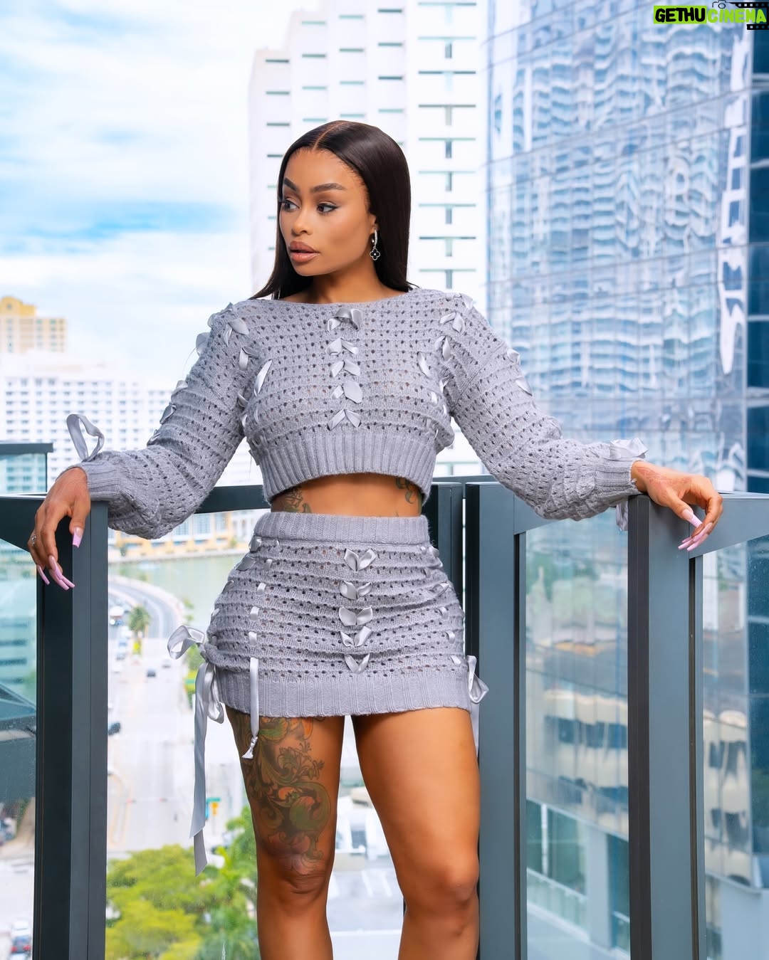 Blac Chyna - 38.4K Likes - Pop out and it’s cameras 🎥 @fashionnova