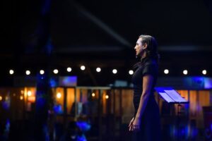 Blanca Lewin Instagram - Anoche en la inauguración de la Feria del Libro de @vitacuracultura junto a @musicadeangela dimos vida a 9 poemas o fragmentos de poetas chilenas fallecidas, algunas muy conocidas y otras más desconocidas. Fue un trabajo hermoso buscar poemas en torno a la vida y la muerte de todas estas mujeres, cuya voz permanece viva en sus escritos. Por ello decidimos titular este pequeño espectáculo, “A Viva Voz”.
Ya subiremos fotos con las hermosas visuales de @fabio_castro_p que ameritan otra publicación. 
Es segunda vez que con Ángela Acuña nos une la literatura. Primero, cuando compuso la música para la película Bombal, y ahora, componiendo para este homenaje poético.
Gracias, como siempre, @jjjjjjjjota por coordinar toda la logística.
#literatura #poesía #poetaschilenas #actrizchilena #músicachilena #cellistachilena