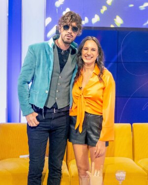 Blanca Lewin Instagram - ¡Sorpresa amigos 😃! Hoy a la media noche estaremos en el programa Hora 25 de NTV. Tocaremos en vivo y conversaremos de lo que se nos viene, junto a la querida @blancalewin.

Hoy a la medianoche.
Por las pantallas de @ntvchile.
Y en simultáneo en su canal de YouTube.

Fotos por @barbaragoncas.

#Glup