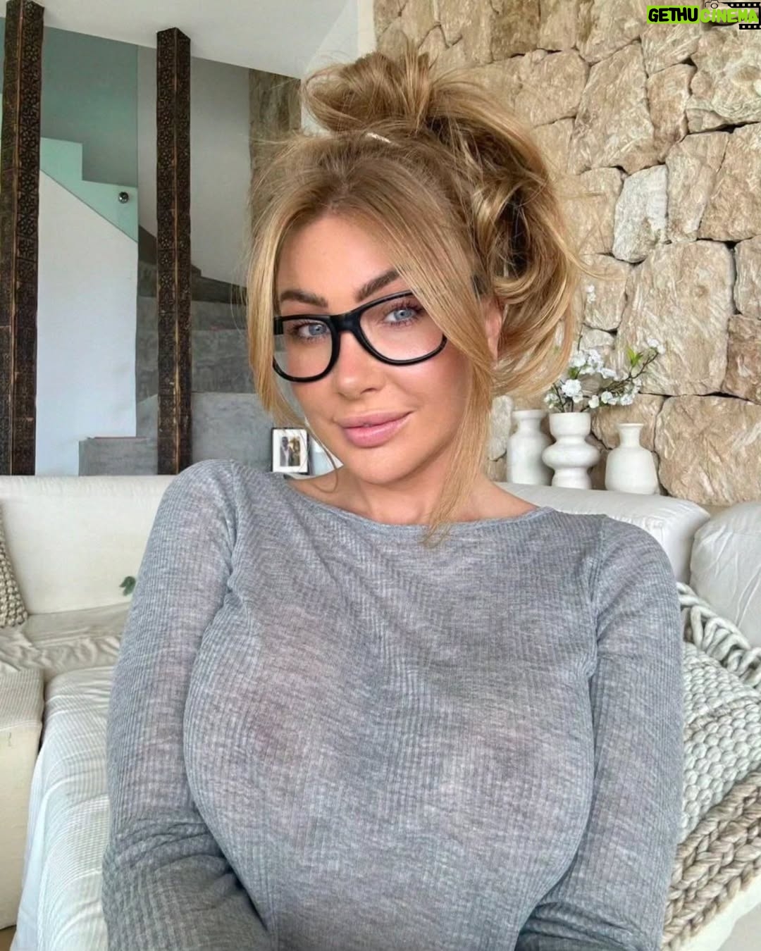 Bonnie Locket - 1.3K Likes - Cozy up closeβ¦ but donβt let the glasses fool youβIβm still the distraction. π€