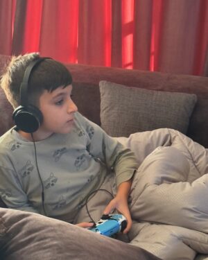 Bora Zemani Instagram - 10 vite dashuri e pastër…
Fiks një dekadë më parë, erdhe në jetën time dhe gjithçka ndryshoi. U bëre drita që ndriçon çdo ditë, arsyeja pse buzëqesh edhe në momentet më të vështira.
Ti më mësove kaq shumë për jetën, për dashurinë e pakushtëzuar dhe për forcen që as vetë nuk e dija se e kisha. 
Ne u rritëm bashkë… Çdo hap i yti ishte një hap edhe për mua, çdo fjalë e jote një mësim për mua, çdo përqafim një dhuratë që nuk ka çmim. 
Më ndihmove të bëhem njeriu që jam sot dhe nuk ka lumturi më të madhe sesa të të shoh ty që bëhesh një fëmijë i mençur dhe me një zemër që mbushet veç me mirësi. Ti je mishërimi i dashurisë së pakushtëzuar, motivi im për të qenë më e mirë dhe forca ime në çdo ditë. Faleminderit që më bën krenare me çdo gjë që JE e mbi të gjitha për zemrën që të shkëlqen. ✨
Tani, mendo dëshirën dhe për herë të parë, fryji dy qirinjtë në tortën tënde, 1  0!
Të dua deri në pafundësi, Arbor! Ti je arsyeja pse besoj në çdo mrekulli. ❤️