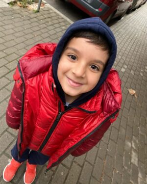 Bora Zemani Instagram - 10 vite dashuri e pastër…
Fiks një dekadë më parë, erdhe në jetën time dhe gjithçka ndryshoi. U bëre drita që ndriçon çdo ditë, arsyeja pse buzëqesh edhe në momentet më të vështira.
Ti më mësove kaq shumë për jetën, për dashurinë e pakushtëzuar dhe për forcen që as vetë nuk e dija se e kisha. 
Ne u rritëm bashkë… Çdo hap i yti ishte një hap edhe për mua, çdo fjalë e jote një mësim për mua, çdo përqafim një dhuratë që nuk ka çmim. 
Më ndihmove të bëhem njeriu që jam sot dhe nuk ka lumturi më të madhe sesa të të shoh ty që bëhesh një fëmijë i mençur dhe me një zemër që mbushet veç me mirësi. Ti je mishërimi i dashurisë së pakushtëzuar, motivi im për të qenë më e mirë dhe forca ime në çdo ditë. Faleminderit që më bën krenare me çdo gjë që JE e mbi të gjitha për zemrën që të shkëlqen. ✨
Tani, mendo dëshirën dhe për herë të parë, fryji dy qirinjtë në tortën tënde, 1  0!
Të dua deri në pafundësi, Arbor! Ti je arsyeja pse besoj në çdo mrekulli. ❤️