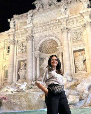 Bouchra Okbi Instagram - Hello from Roma ♥️
شكون هي أكثر صورة عجبتكم ☺️☺️☺️
Swip باه تشوفو وين رحت لبارح فاليل