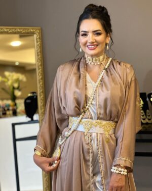 Bouchra Okbi Instagram - Me voilà ❤️❤️
❤️❤️
@maison_sarmana 
Andehom une collection magnifique 
Bijoux @bijoux.muse 
Make up @melinabilo 
Wesh rayekom 
Félicitations à djamila @soltana_beautycenter 
Laakouba likom kamel