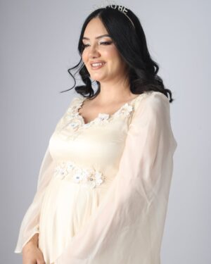 Bouchra Okbi Instagram - عيدكم مبارك 😍😍
عقبال كل مشتهي يا رب..
قولولي في رأيكم وش عندي..و واش تقترحوا عليا أسامي 😍😍
بنات و ذكور ..رح نخير اسم من عندكم ❤️❤️
Robe ..couture et création @sefar_maison 
Make up @raouia_makeup 
Shooting @studio_baby_honey_