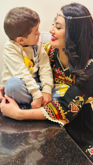Bouchra Okbi Instagram - اللهم صل و سلم على سيدنا محمد..
حبيت نشارك معاكم مقتطفات من الحنة تع اليوم السابع تع المزيود في ولاية تلمسان ❤️❤️.
عادة جميلة جداً لطالما حبيتها و كل ما نحضرها نحس بمتعة ما بالك إذا كان المزيود..ابن وحدة من خواتاتي ❤️❤️
الحنة هادي يقومو بيها كبارات العيلة ربي يطول في أعمارهم يا رب..بحضور الأهل و الأقارب و الأحباب و كل حركة يعملوها عندها معنى و فال..
لعقوبة ليكم و لأولادكم..
و عقبال كل مشتهي يارب 🤲 
و أنوس حبيب خالتو الله يعطيني العمر و نشوفك انت و أخوك و أولاد خالاتك كامل في أعلى المراتب ❤️❤️.