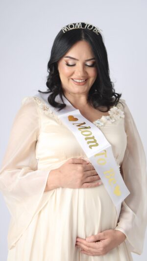 Bouchra Okbi Instagram - عطايا الله لا تتأخر..بل تأتي في الوقت المناسب ♥️.
اليوم نقاسمكم أنا و زوجي و عائلتي الصغيرة و الكبيرة سرورنا و جميل شعورنا ♥️♥️
الحمدلله الذي اكرمنا بجزيل العطايا و كريم الهبات 
و اسأله سبحانه ان يتمم لي هده الرحله و ان يقر أعيننا برؤيته سالما معافى ♥️
دعواتكم 🙏