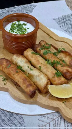 Bouchra Okbi Instagram - تاكيتوس خفيف ومقرمش بطريقة ساهلة 🌮

تحبّو تبدلو شوية على البوراك؟ جربو هاد التاكيتوس بنين وساهل في التحضير، يجي مقرمش من برا وذوبان من الداخل

📌 المقادير:
	•	500غ صدر دجاج
	•	شوية زيت
	•	ملح، فلفل أسود، بابريكا، كمون
	•	معدنوس مقطع
	•	جبن مبشور
	•	خبز تورتيلا
	•	زيت للقلي أو تقدروا تطيبوه في الفرن ولا الإير فراير

⏳ يطيب في دقائق وتقدموه سخون مع شربة بيضا، سوب خفيفة، ولا صوص فرماجري

جربوه وشاركونا النتيجة في التعليقات، وإذا عندكم أفكار أخرى خبرونا بها