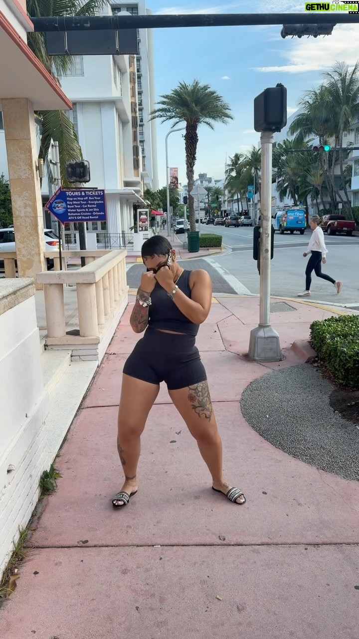 Brittney Bee Starr Williams - 20.4K Likes - I got questions
@imkentheman