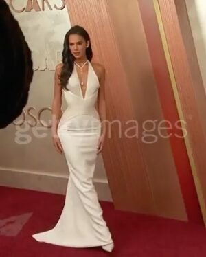 Bruna Marquezine Instagram - SORRIAM! Nós vamos sorrir! 🇧🇷
Words can’t express how thrilling and beautiful and surreal it was to be for the first time at the Oscar’s the night BraSil won its first award. 
To be surrounded by people that deeply inspire me and see my country, our culture, our stories and artists get the recognition they deserve fulfilled my heart with gratitude, love and hope.
Thank you @theacademy for having me and also a huge thank you to @donatella_versace and the entire @versace team for making me my dream dress. The most beautiful piece I’ve ever worn. 
PARABÉNS, Walter, @oficialfernandatorres , @seltonmello e toda equipe e elenco. E MUITO obrigada.
A VIDA PRESTA!