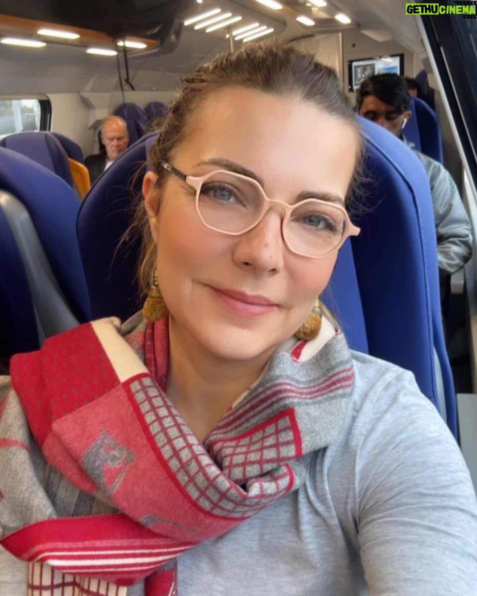 Burcu Kara - 16.7K Likes - Hayatta bana en iyi gelen şey seyahat etmek.Kafama,göz hafızama,ruhuma yeni şeyler almak.Başka hayatlar,başka durumların çokluğunu ve farklılığını görüp,düşünmek,şükretmek,anlamak.🙏🏼En çok tren seyahatini seviyorum bu arada ben.Ya siz?🚞