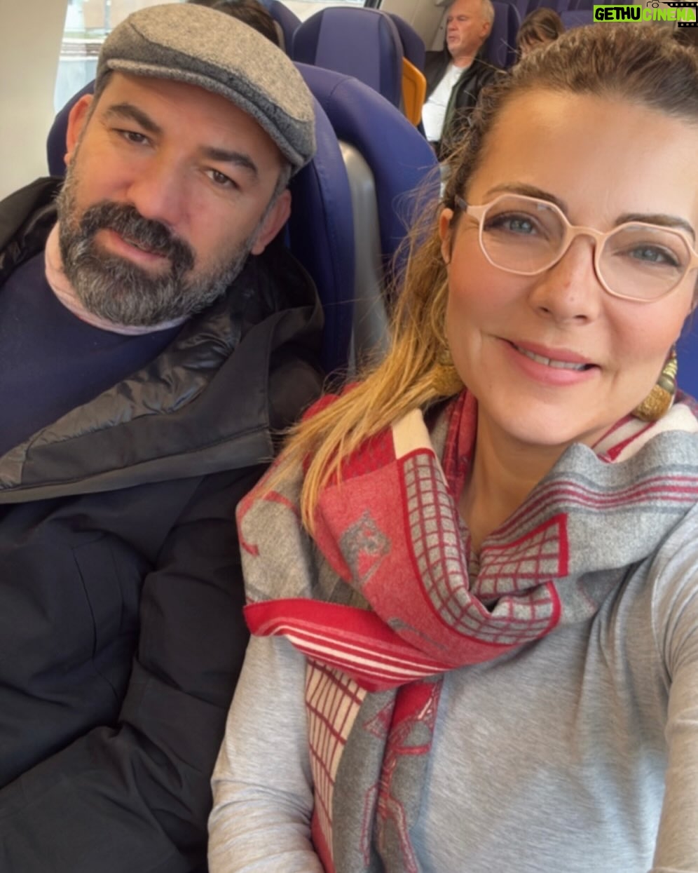 Burcu Kara - 16.7K Likes - Hayatta bana en iyi gelen şey seyahat etmek.Kafama,göz hafızama,ruhuma yeni şeyler almak.Başka hayatlar,başka durumların çokluğunu ve farklılığını görüp,düşünmek,şükretmek,anlamak.🙏🏼En çok tren seyahatini seviyorum bu arada ben.Ya siz?🚞