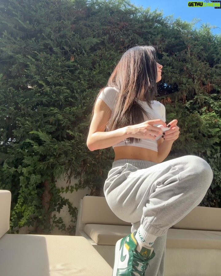 Burcu Kiratli - 291.6K Likes - 🐾 🛹 🪀 ☀️ 😜